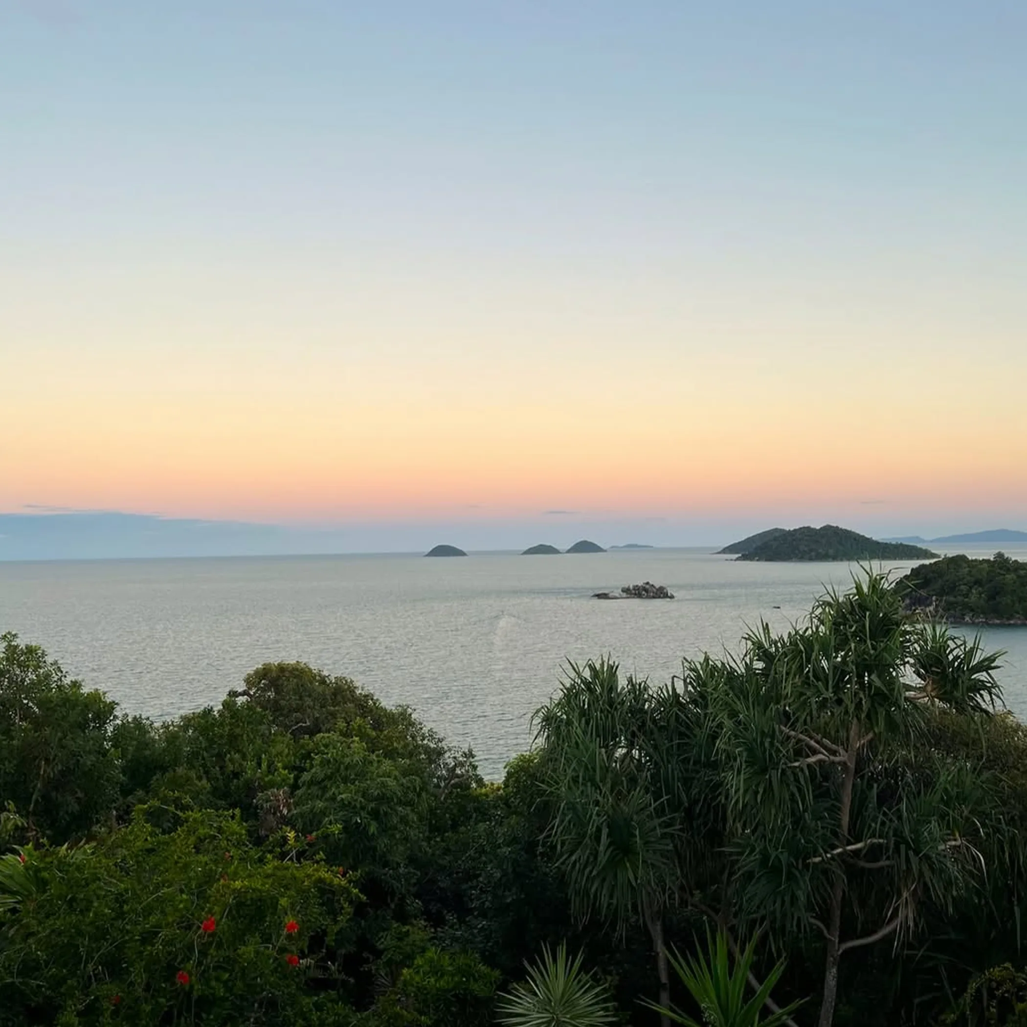 coastal queensland travel scene