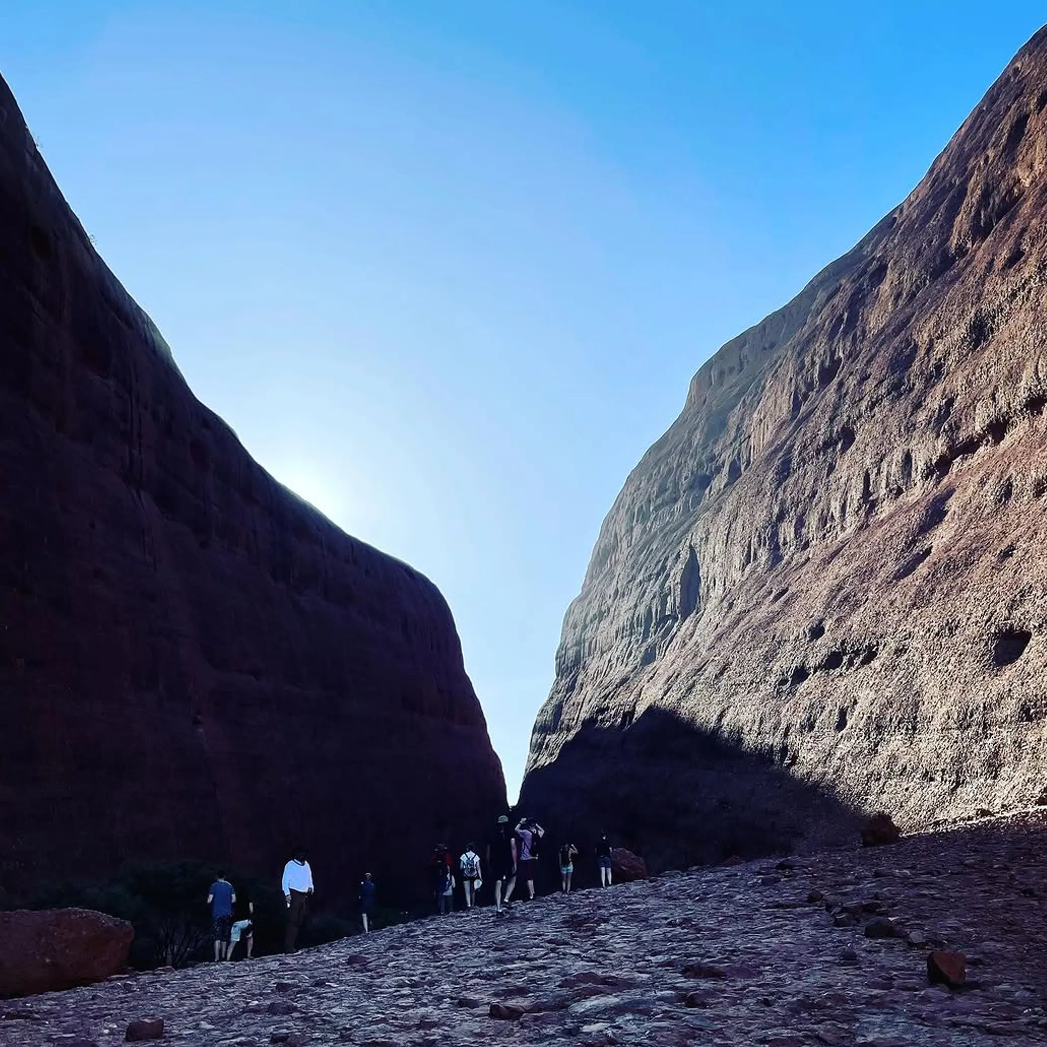visitors on kata tjuta rocky trail